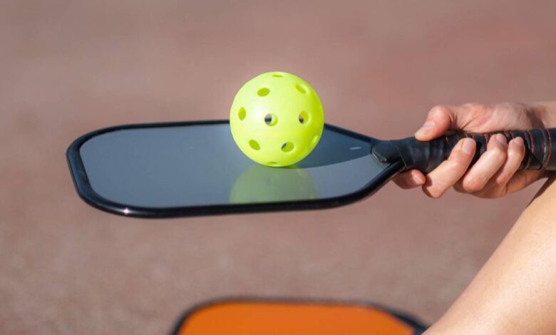 Choosing the Ideal Pickleball Paddle: The Ultimate Showdown Between Lightweight & Heavyweight